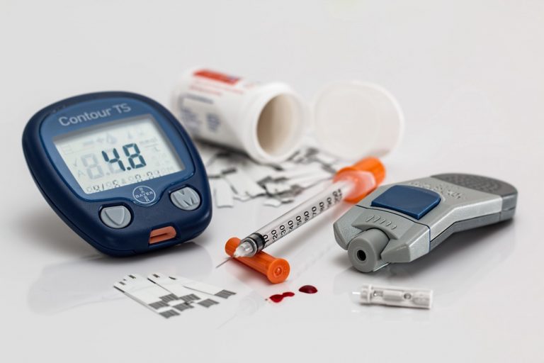 Glucometro, jeringa para insulina